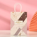 Detalle de bolsa de regalo de papel kraft con textura de mármol y sello dorado - Al21*An15*Pr8 / Patchwork Geométrico Oscuro (236-1)
