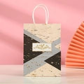 Marmor-Geschenktüte aus Papier mit Goldrosenmuster und weißen Seilgriffen - Geometrisches Patchwork (236-4)