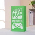 Dettaglio del sacchetto regalo verde con icona controller da gioco e testo su sfondo - 24x13x8cm / Tema Videogioco Verde (805-1)