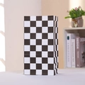Dettaglio del sacchetto regalo in carta a scacchi bianchi e neri con bordi seghettati fini - 24x13x8cm / Scacchiera Bianca E Nera (805-4)