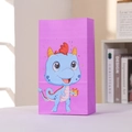 Détail du sac cadeau en papier violet avec dinosaure mignon et fond plat solide - Petit Dinosaure Violet (807-5)