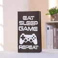 Dettaglio busta regalo nera in kraft con stampa Eat Sleep Game Repeat e icona controller - 24x13x8cm / Tema Videogioco Nero (805-3)