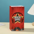 Rote Rockmusik-Geschenktüte aus Kraftpapier mit Kopfhörer-Design auf gelbem Tisch - 24x13x8cm / Rot Rockmusik Elemente (817-5)