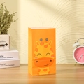 Dettaglio di un sacchetto regalo in carta kraft gialla con giraffa su tavolo di legno - Altezza 24 * Lunghezza 13 * Larghezza 8 / Stile Giraffa (819-3)