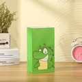 Sacchetto regalo in carta kraft con stampa a coccodrillo verde su tavolo in legno - Altezza 24 * Lunghezza 13 * Larghezza 8 / Stile Coccodrillo (819-7)