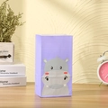 Dettaglio di un sacchetto regalo viola con simpatico ippopotamo grigio su tavolo in legno - Altezza 24 * Lunghezza 13 * Larghezza 8 / Stile Ippopotamo (819-2)