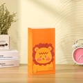 Dettaglio del sacchetto regalo in carta kraft arancione con stampa leone su legno - Altezza 24 * Lunghezza 13 * Larghezza 8 / Stile Leone (819-1)