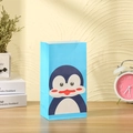Sacchetto regalo in carta blu con stampa di pinguino carino su tavolo in legno - Altezza 24 * Lunghezza 13 * Larghezza 8 / Stile Pinguino (819-8)