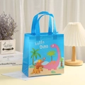 Dettaglio della trama della borsa regalo blu in TNT con illustrazioni di dinosauri - H23xL22xW11 / Blu