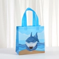 Dettaglio della borsa regalo blu in tessuto non tessuto con stampa squalo e bordi pressati - Stile Squalo con Calice (9060-4) / 20*20*9