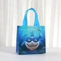 Borsa regalo blu in TNT con squalo cartone animato e manici rinforzati laminati 3D - Stile Squalo e Pesce Pagliaccio (9060-1) / 20*20*9