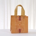Sac cadeau laminé en tissu non tissé motif terrain de basket avec anses orange - Motif Terrain de Basket Complet (9061-3)