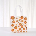 Sac cadeau blanc en intissé avec motifs de basket et étoiles pour fêtes sportives - Étoile de Basketball sur Fond Blanc (9061-2)