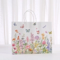 Papieren geschenkzakje met bloemen aquarel en witte handvaten voor een zacht gordijn - 950-2 (32*25*11cm)