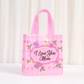Dettaglio del sacchetto regalo rosa per la festa della mamma con stampa floreale I Love You Mom - Rosa Righe Rosa (9065-5) / 20x20x9cm