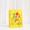 Détail du sac cadeau en papier jaune avec imprimé Thank You Teachers et anses solides - Thank You Teachers-Jaune (585-6) / 21*15*8
