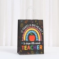 Schwarze Lehrertag Geschenktüte mit buntem Bleistift Regenbogen und Apfel Illustration - Schwarz Regenbogen Bleistift (585-5)