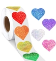 Dettaglio macro di adesivi glitterati a forma di cuore per pacchetti regalo - 2.5cm / 8 Colori Laser