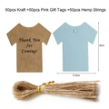 Dettaglio di etichette regalo a forma di maglietta blu e kraft con corde di spago - Stile Camicia Blu