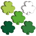 Klavertje vier uitsnijdingen in vijf groentinten voor St. Patrick's Day klasdecoratie - Kleurrijk