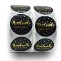 Κοντινό πλάνο χρυσού κειμένου Handmade WITH LOVE σε μαύρες στρογγυλές ετικέτες - HAND MADE Μαύρο Φόντο Χρυσό Κείμενο / 1 Ίντσα (25mm), ai-500 Τεμάχια/Ρολό