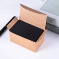 Détail de cartes noires de qualité dans une boîte en papier kraft naturel avec un stylo plume - Noir