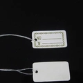 Detail von Schmuck-Preisschildern mit goldenem Rand und weißen Aufhängeschnüren - Goldfarbene Spitzenborte 26 X 15 Cm