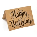 Gros plan d'une carte Happy Birthday minimaliste en papier kraft avec écriture noire - Écriture Manuscrite (Style 4)