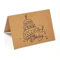 Gros plan d'une carte d'anniversaire en papier kraft avec un gâteau dessiné à la main - Motif Gâteau à Trois Étages (Style 5)