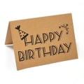 Dettaglio del biglietto di compleanno in carta kraft con scritte nere ed elementi festivi - Cappello e Stelle (Stile 6)
