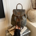 Zaino in tela oliva con finiture in pelle marrone e chiusura con gancio metallico - Nero