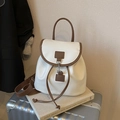 Zaino chic da donna in pelle PU crema e marrone con chiusura a coulisse e patta - Bianco