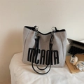 Borsa tote in tela bianco avorio con stampa MCAOIR nera e tracolle in pelle con catena - Nero