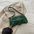 Bolso de hombro en charol verde neón con tachuelas plateadas y hebillas Y2K - Verde