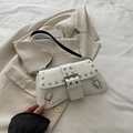 Bolso de hombro en charol blanco con tachuelas Y2K y hebilla plateada de moda - Blanco