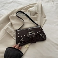 Bolso de hombro en charol marrón oscuro estilo Y2K con detalles de remaches plateados - Marrón