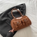 Bolso bowling marrón caramelo con bolsillos delanteros y correa de hombro retro - Marrón