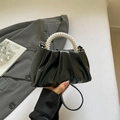 Schwarze Wolkentasche mit Perlenhenkel und plissiertem Mini-Design für Damen - Schwarz