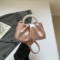 Mini-Handtasche aus hellrosa Satin mit Perlengriff und geraffter Wolkenstruktur - Rosa