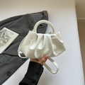 Weiße Mini-Handtasche mit Falten-Design, elegantem Perlengriff und schmalem Schultergurt - Weiß