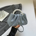 Mini Hellblaue Wolken-Tasche mit weißem Perlengriff und goldenem Kettenriemen - Blau