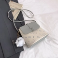 Mini borsa a secchiello crema con stampe di gatti, fibbia a cuore e ciondolo morbido - Con Ciondolo / Grigio