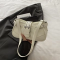 Schicke beige Unterarmtasche im Biker-Stil mit silbernen Nieten und Metallschnalle - Weiß