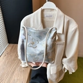 Sac seau bleu clair élégant avec broderie papillon argentée et détail de pompon en soie - Bleu