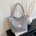 Minimalistische blau gestreifte Canvas-Einkaufstasche mit Außentasche im Regal - Blau