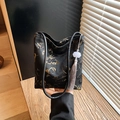 Bolso saco retro negro con bordado de mariposa dorada y colgante de borla gris - Estilo Bordado Mariposa Dorada (Negro)