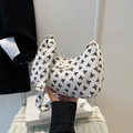 Bolso de media luna en pana blanca con lazos negros y correa ancha para el hombro - Lazo Negro