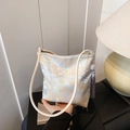 Bolso de hombro azul claro de estilo chino con bordado dorado y detalle de borla gris - Estilo Arquitectura Antigua (Plateado)
