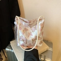 Bolso saco blanco con bordado de mariposa rosa y borla con un estilo tradicional - Estilo Bordado Mariposa Rosa Dorada (Púrpura)
