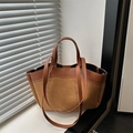 Braune Shopper-Tasche aus Wildleder-Patchwork mit Schultergurten und großem Fassungsvermögen - Braun